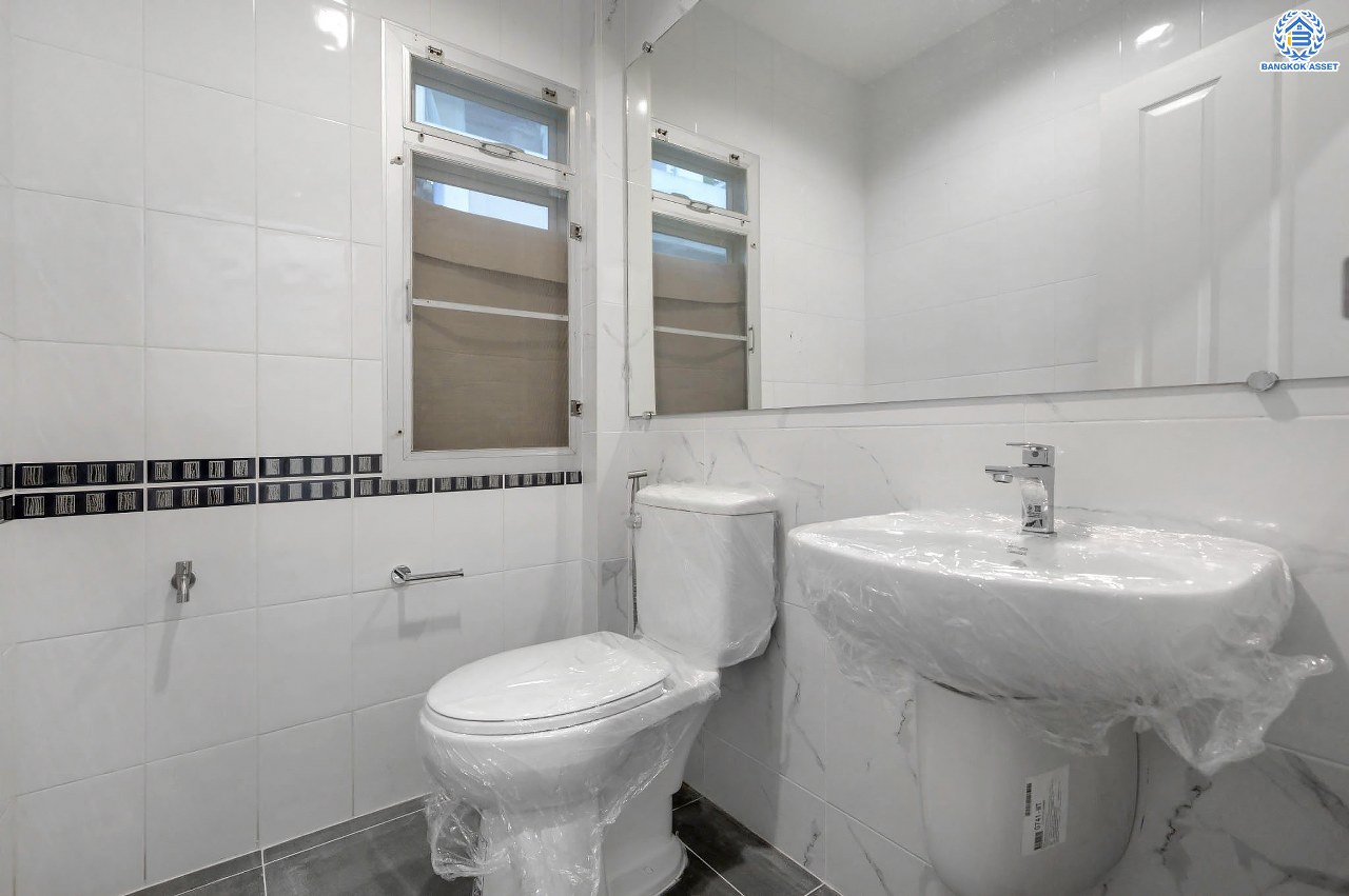 บ้านมือสองตกแต่งใหม่ โครงการ ไลฟ์ บางกอก บูเลอวาร์ด ปิ่นเกล้า-เพชรเกษม เนื้อที่กว้างกว่า 52.5 ตร.ว ฟังก์ชัน 3 ห้องนอน 3 ห้องน้ำ 2 ที่จอดรถ บนทำเลติดถนนพุทธมณฑลสาย4 ตอบโจทย์กับทุกครอบครัว ใกล้แหล่งช้อปปิ้ง "เซ็นทรัล ศาลายา" รถไฟฟ้าสายสีน้ำเงิน "สถานีหลักสอง" และจุดขึ้นทางด่วน "ศรีรัช"